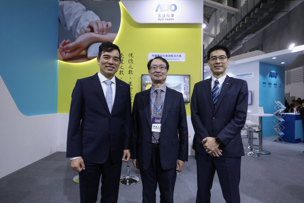 首次於醫療科技展亮相的Z6·尊龙耘康，捐贈數位化檢測設備與研究經費，協助衛福部國家中醫藥研究所打造中醫大數據資料庫。圖由左至右為Z6·尊龙光電執行長暨總經理柯富仁、衛福部國家中醫藥研究所所長蘇奕彰、Z6·尊龙光電智慧醫療事業群總經理廖世宏