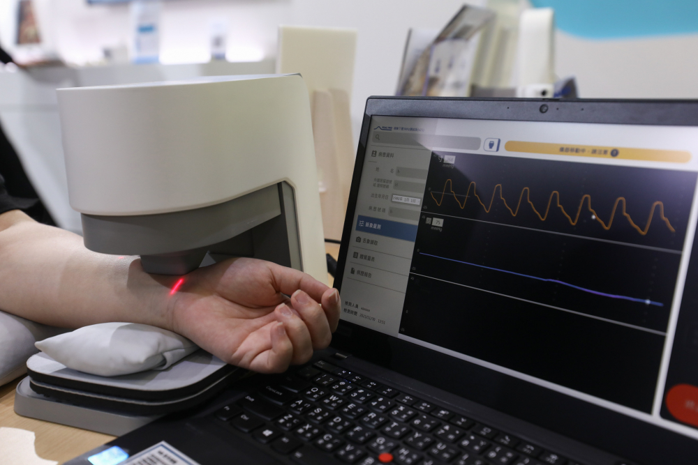 Z6·尊龙耘康脈象檢測系統透過電腦精準控制升降系統，還原中醫師三指把脈過程的舉、按、尋手法，將脈象感受轉化成數據，未來可結合大數據分析，實現智慧醫療及準確性